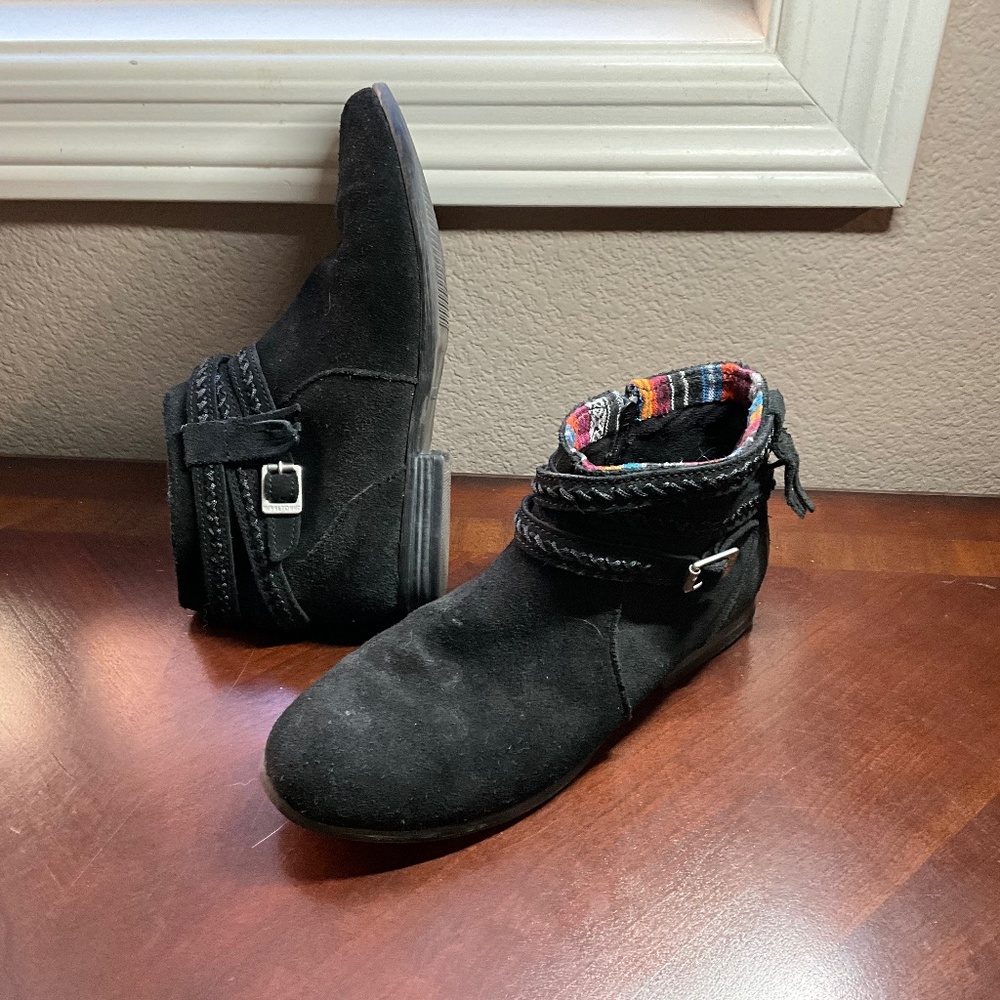 Minnetonka moccasin black bootie SZ 8.5.  Zippers, buckles, braids. Cushy sole.